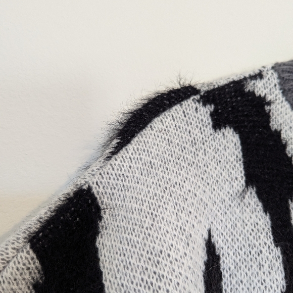 Unisex Grey Crewneck Fuzzy Pullover Sweater Size Medium - Picture 5 of 10